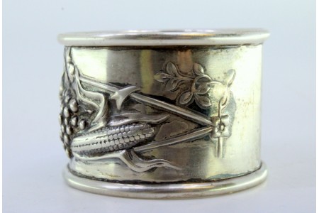 Argola de guardanapo em prata relevada com espigas, flores e uvas.